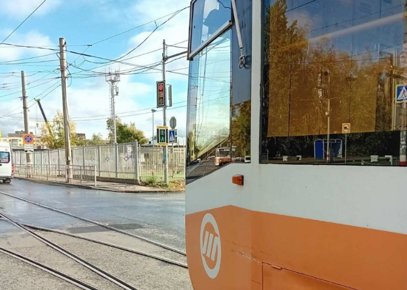 На севере Ульяновска трамвай столкнулся с автомобилем, который скрылся с места ДТП