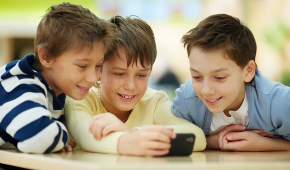 Что думают родители ульяновских школьников о запрете мобильников на уроках