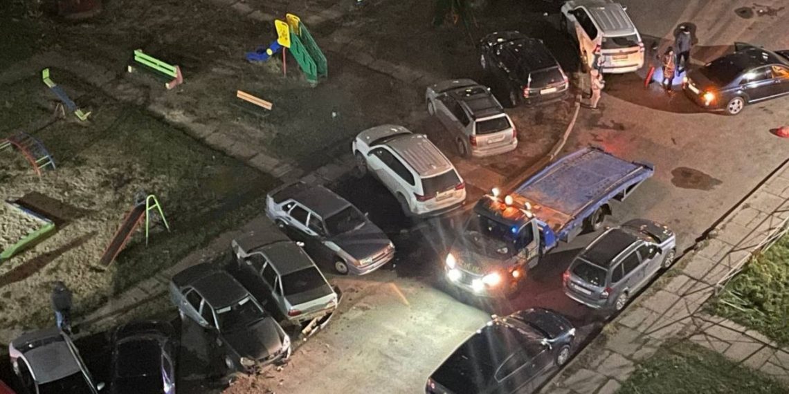 Ночью на парковке в Киндяковке Mercedes раскурочил пять автомобилей