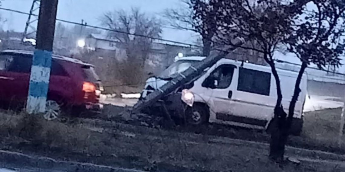 Микроавтобус снёс столб в Новом городе