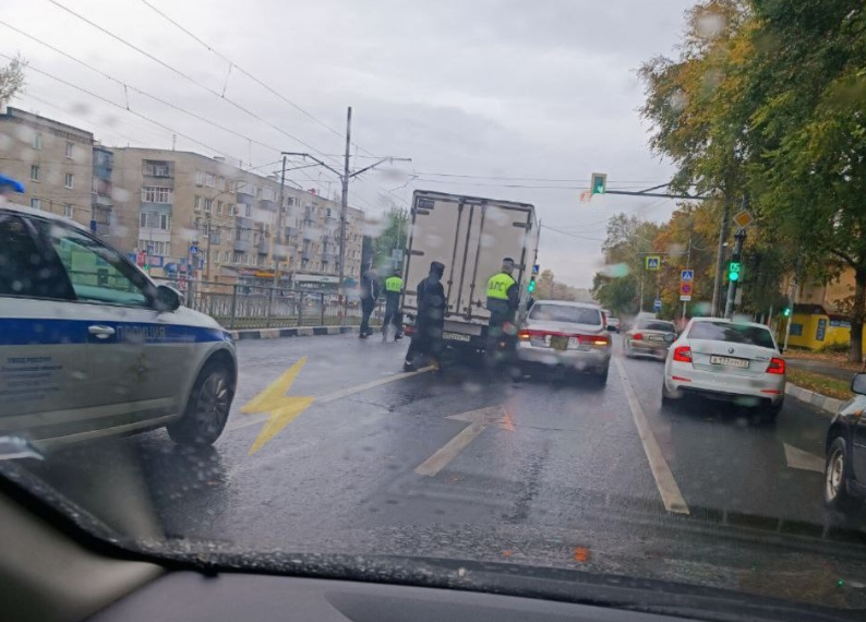 На проспекте Нариманова в Ульяновске образовался затор из-за тройного ДТП