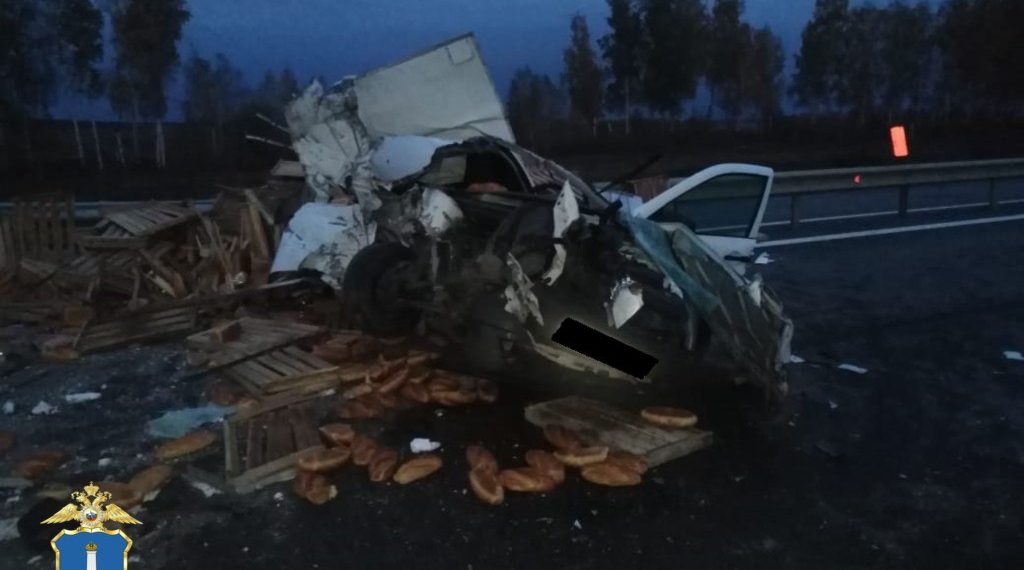 Легковой фургон с хлебом налетел на фуру в Тереньгульском районе Ульяновской области