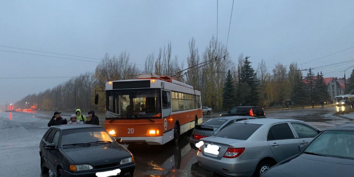 В Ульяновске припаркованные авто перегородили дорогу троллейбусам к проходным «Авиастара»