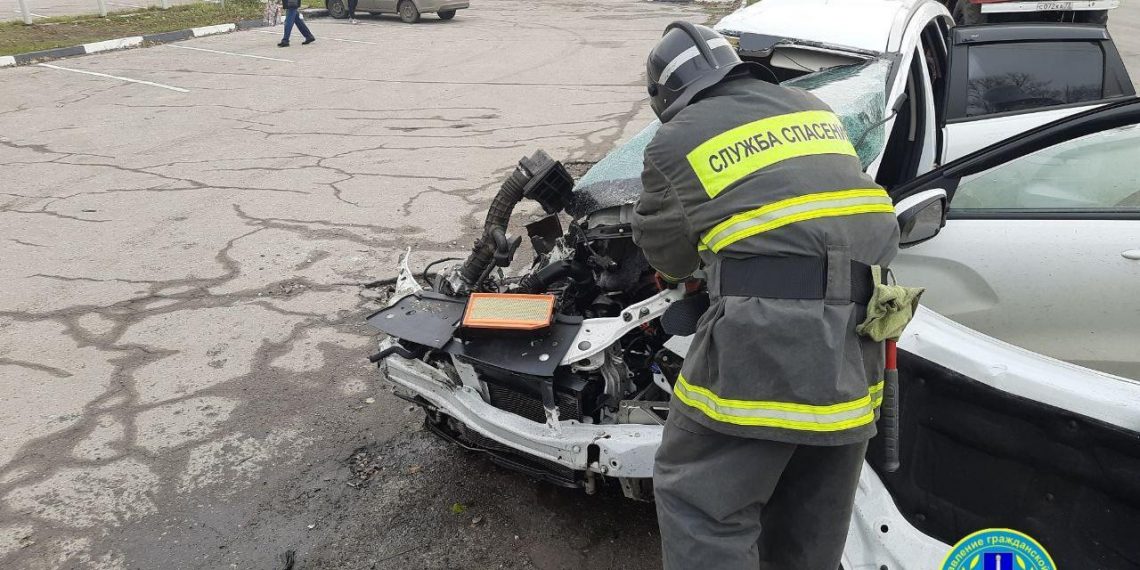 Водителя Lada X-Ray госпитализировали после лобового столкновения с автобусом у «Аквамолла»