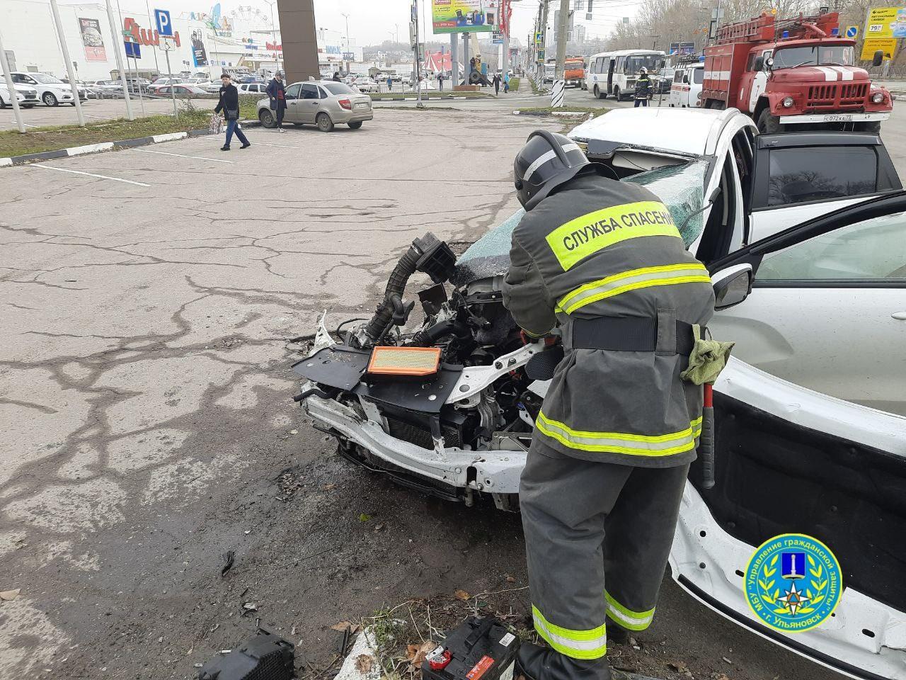 Водителя Lada X-Ray госпитализировали после лобового столкновения с  автобусом у «Аквамолла» - Ульяновск