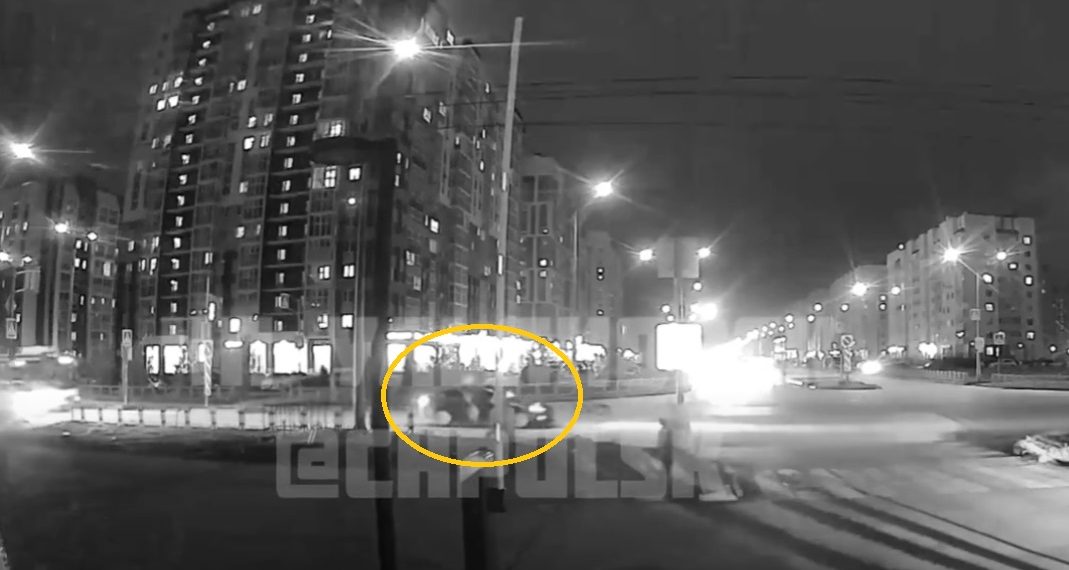 17-летнего велосипедиста-нарушителя сбила иномарка в Новом городе — видео