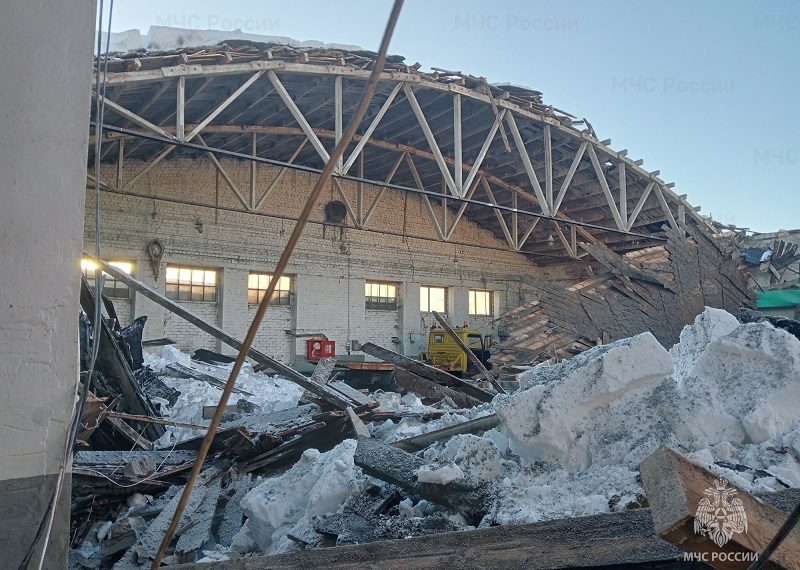 Толща снега обрушила крышу транспортного предприятия в Сенгилее