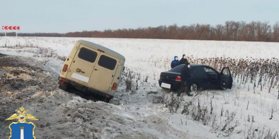 Под Ульяновском столкнулись и улетели в кювет Nissan и «Буханка»