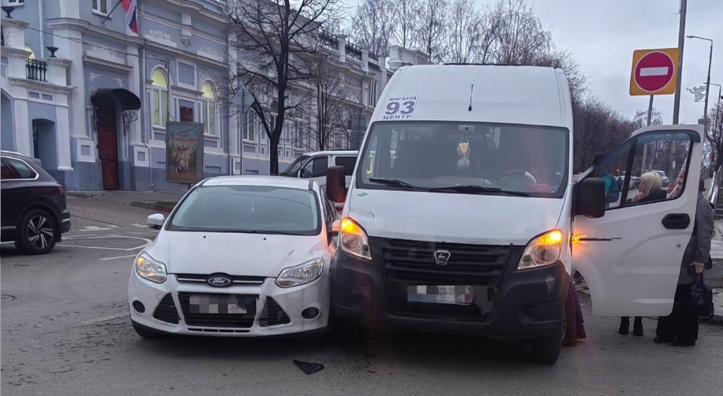 Пассажирку маршрутки госпитализировали с места ДТП в центре Ульяновска