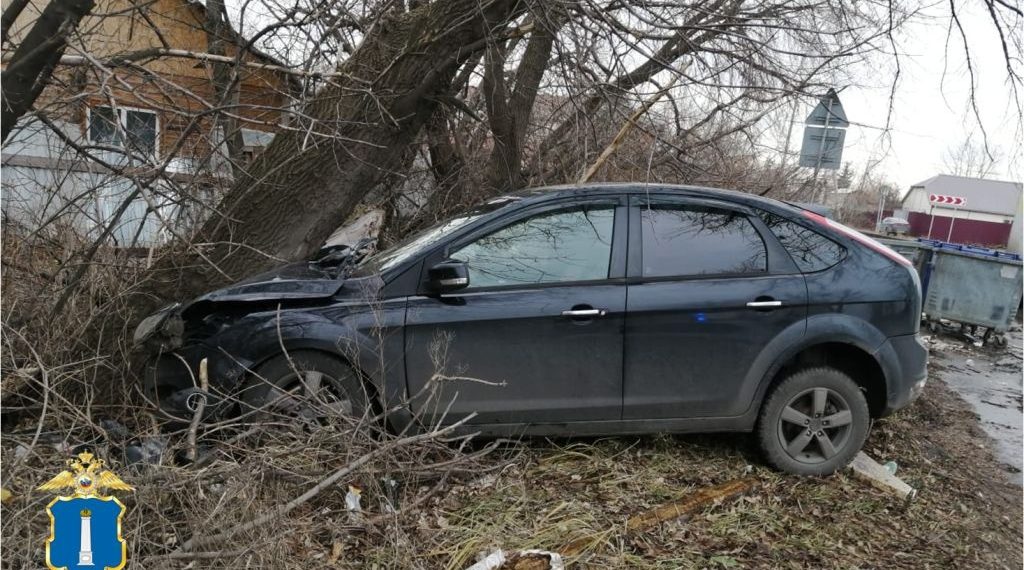 В Засвияжье женщина на «Фокусе» не смогла объехать дерево