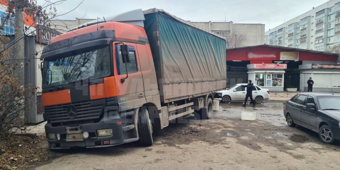 Дурное место: грузовой Mercedes провалился колесом в люк на Рябикова, 116