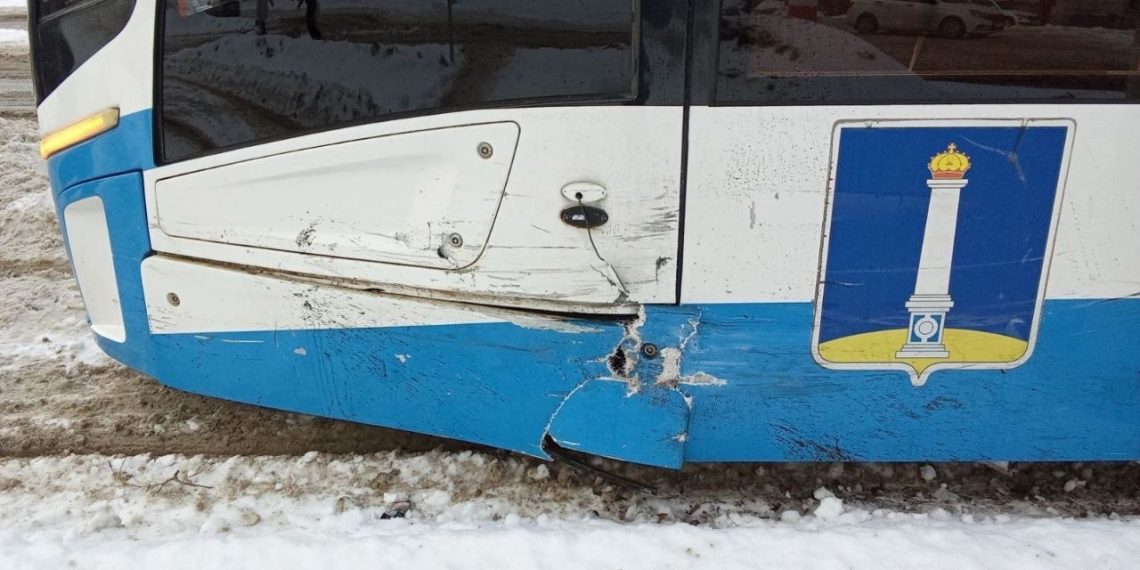 В Ульяновске столкнулись авто и трамвай, 15-й маршрут встал в обоих направлениях