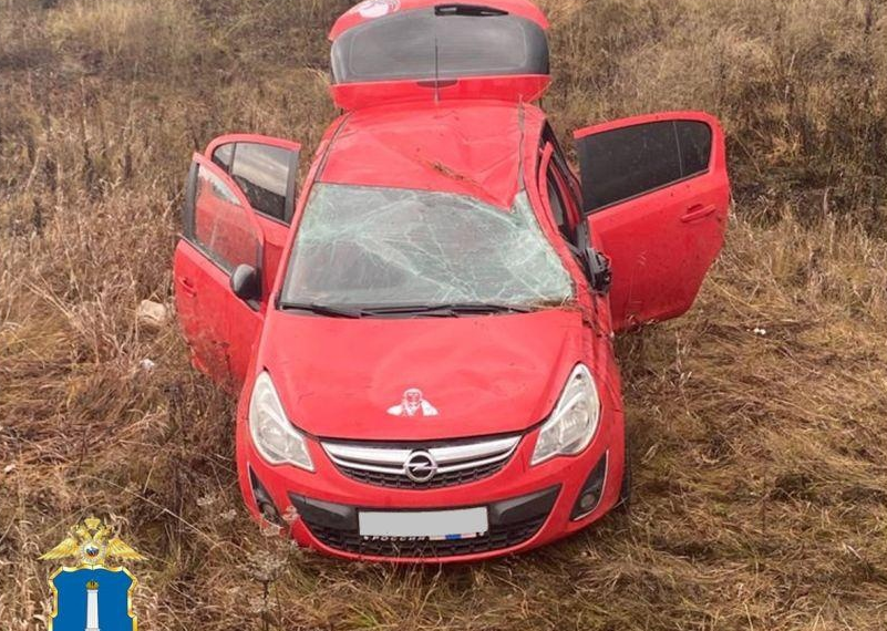 Opel Corsa с бабушкой улетел в кювет под Ульяновском