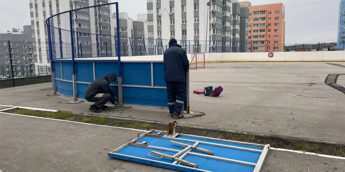 В ульяновских дворах начали готовить хоккейные площадки