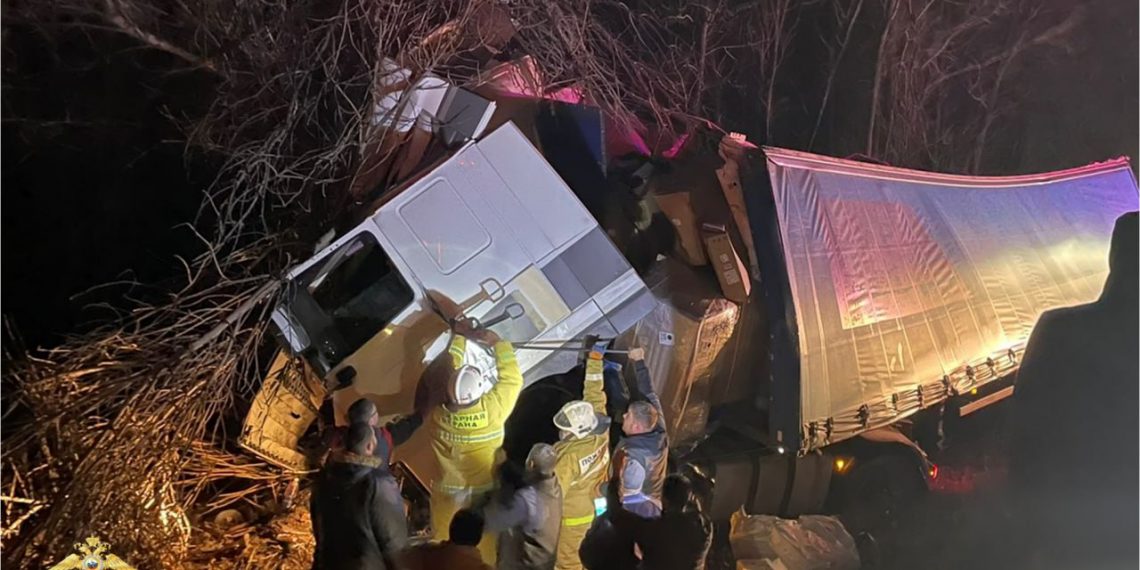 Фура улетела в кювет и врезалась в дерево на трассе «Казань – Ульяновск»