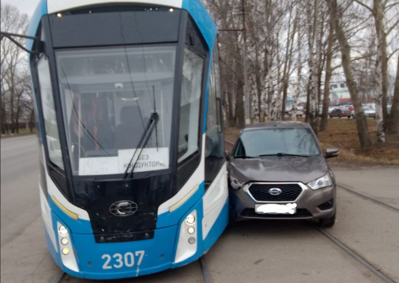 Datsun врезался в трамвай на Московском шоссе в Ульяновске