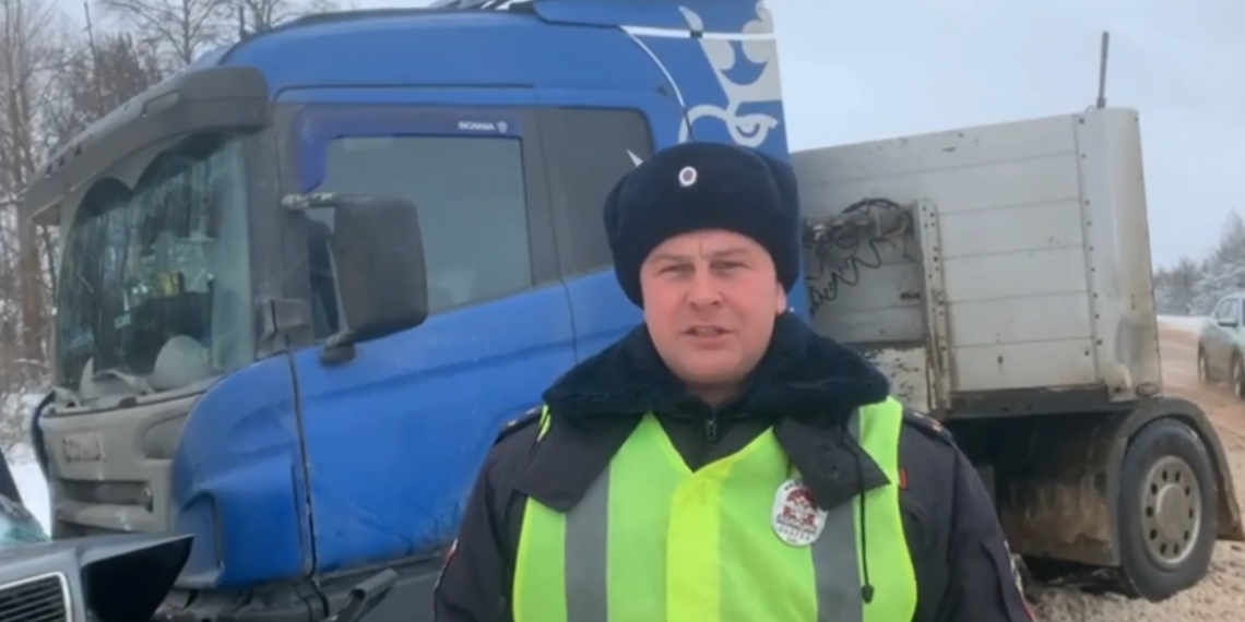 Audi попала под два большегруза на трассе в Ульяновской области, один человек погиб