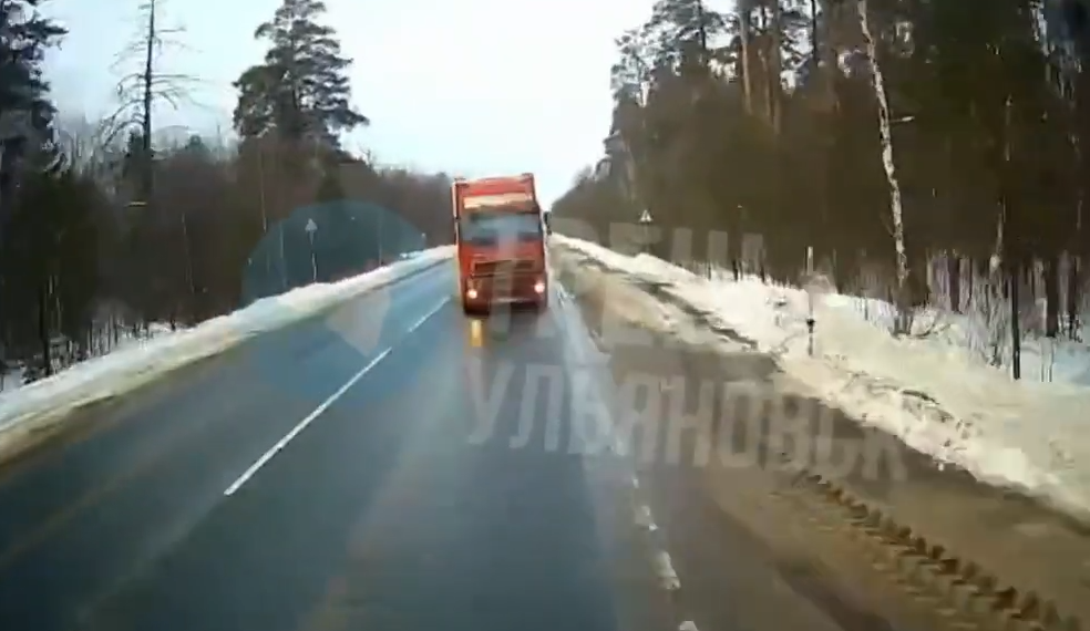 Появилось видео момента гибели дальнобойщика на трассе в Ульяновской области