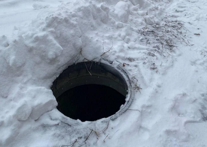 Ульяновские дорожники вместе со снегом «счищают» люки канализационных колодцев