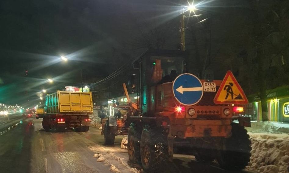 За ночь на дороги Ульяновска высыпали 165 тонн песка