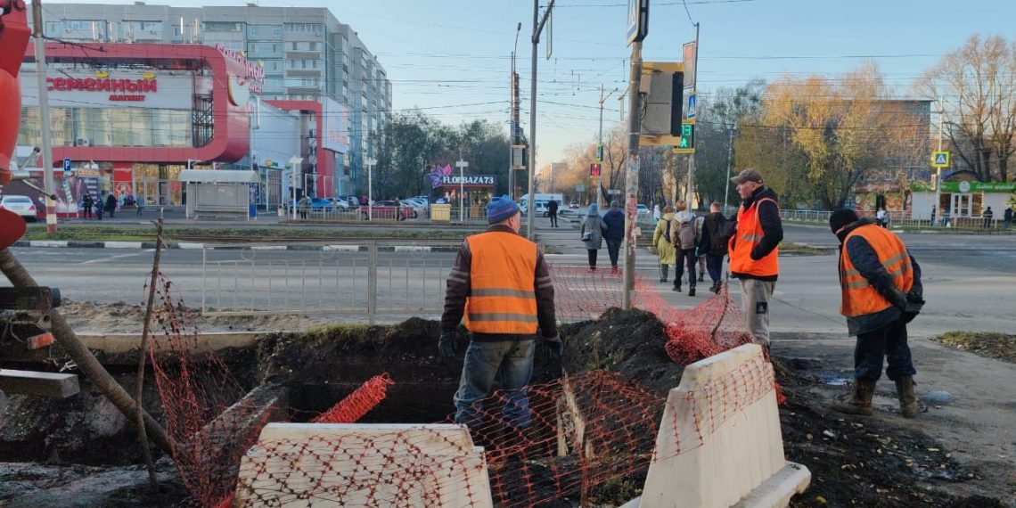 В Дальнем Засвияжье меняют постоянно рвущиеся водопроводные трубы