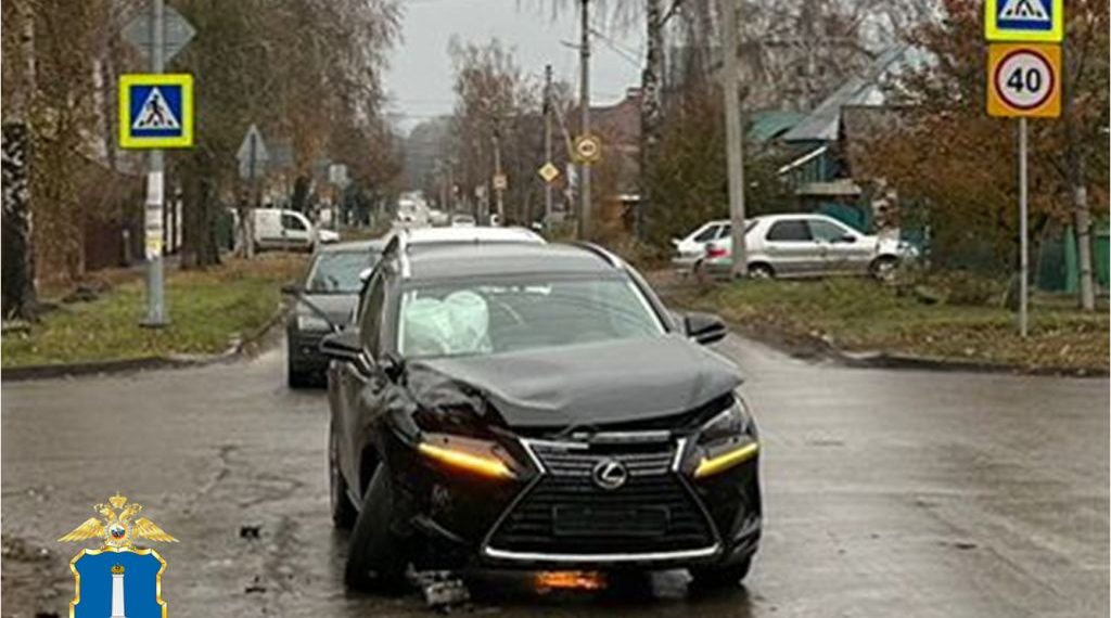 Lexus и Cadilac не поделили улицу Олега Кошевого на севере Ульяновска