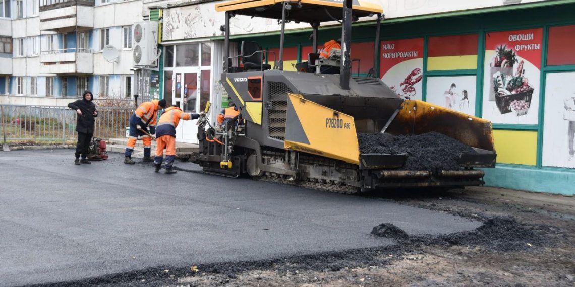 Ульяновцы пожаловались мэру на укладку асфальта в дождь, подрядчика заставили переделывать