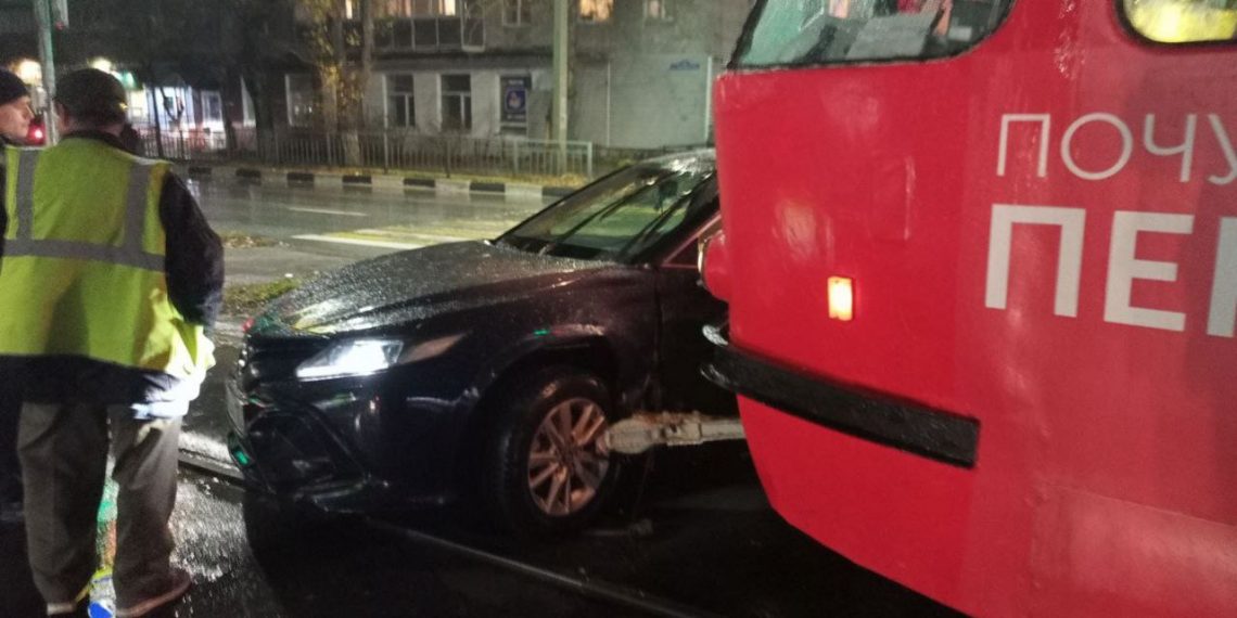 На севере Ульяновска легковушка не пропустила трамвай и столкнулась с ним