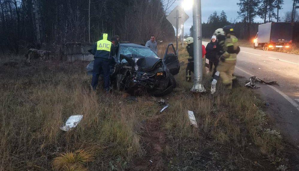 В Димитровграде «Приора» протаранила иномарку и столб, погиб один человек