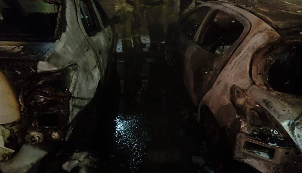 Три автомобиля сгорели ночью на парковке в Димитровграде — видео