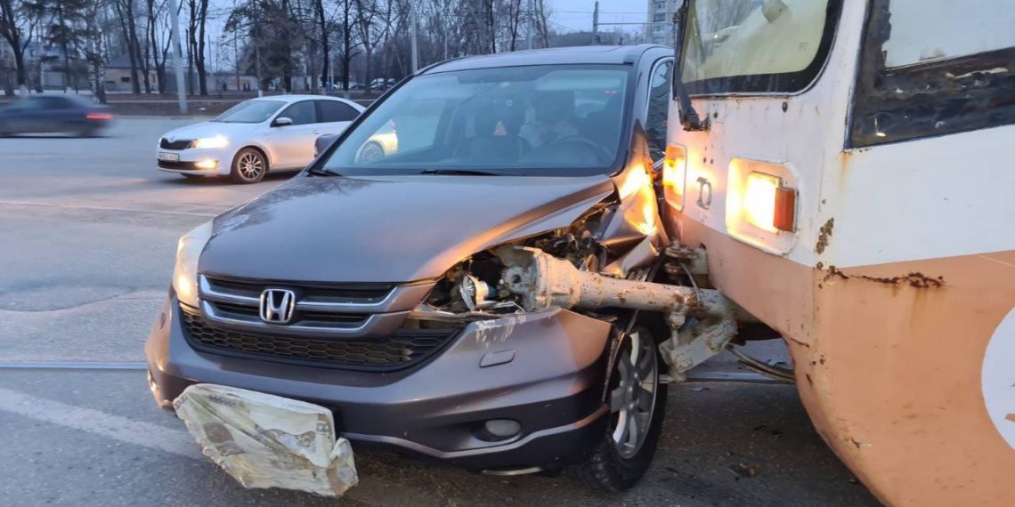 Машина такси не успела проскочить перед трамваем на кольце Пушкарёва в Ульяновске