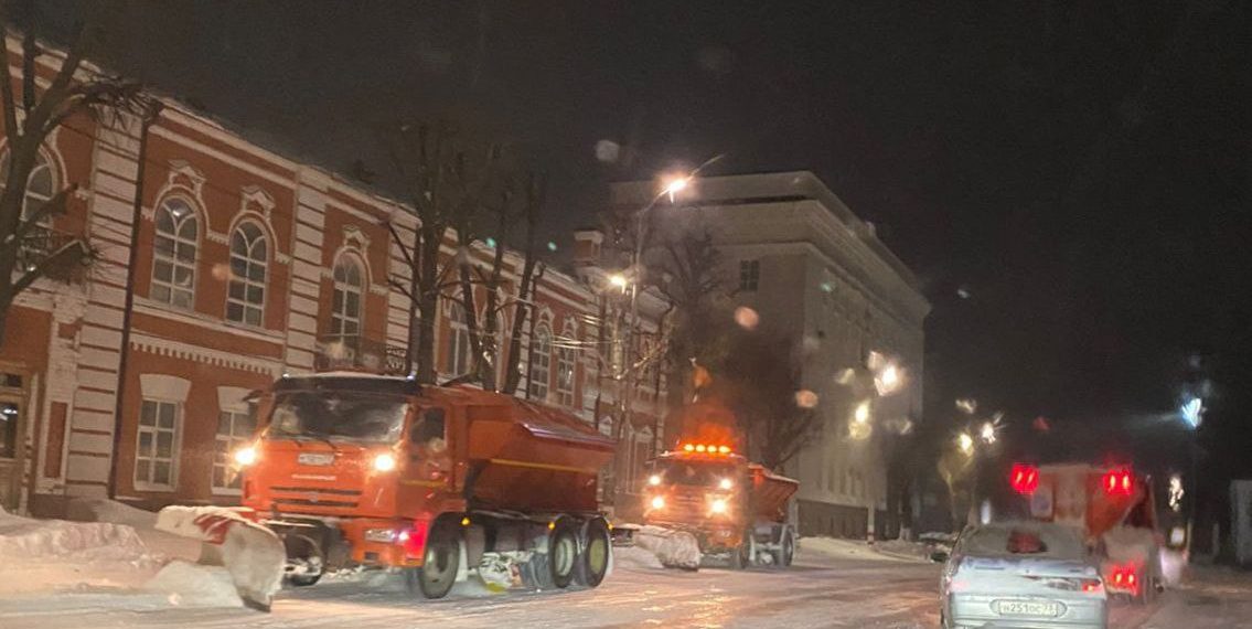 Сегодня в Ульяновске разгребают снежные завалы с помощью 81 единицы техники