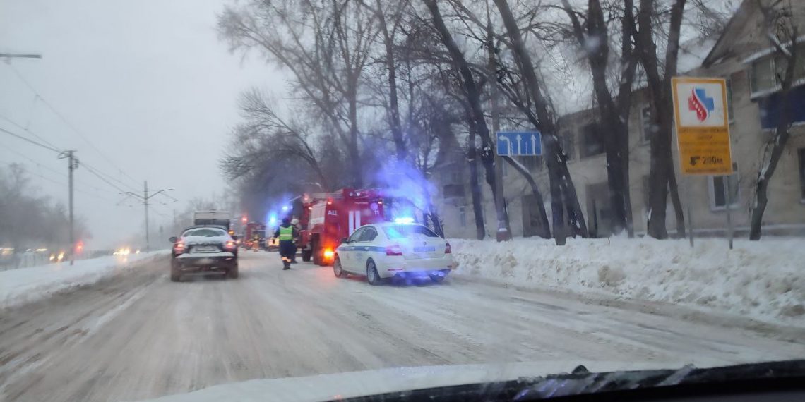 На севере Ульяновска горит двухэтажный барак, движение по Нариманова затруднено