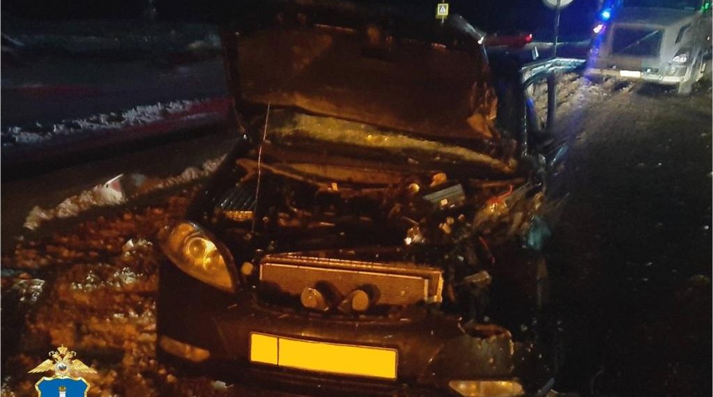 «Буханка» без номеров устроила лобовое столкновение с иномаркой на трассе под Ульяновском