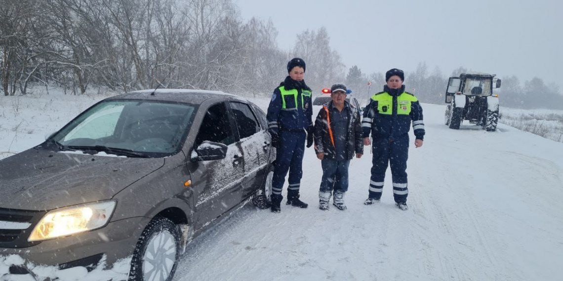 Открутилось колесо, кончился бензин: кому помогли ульяновские гаишники на заснеженных трассах