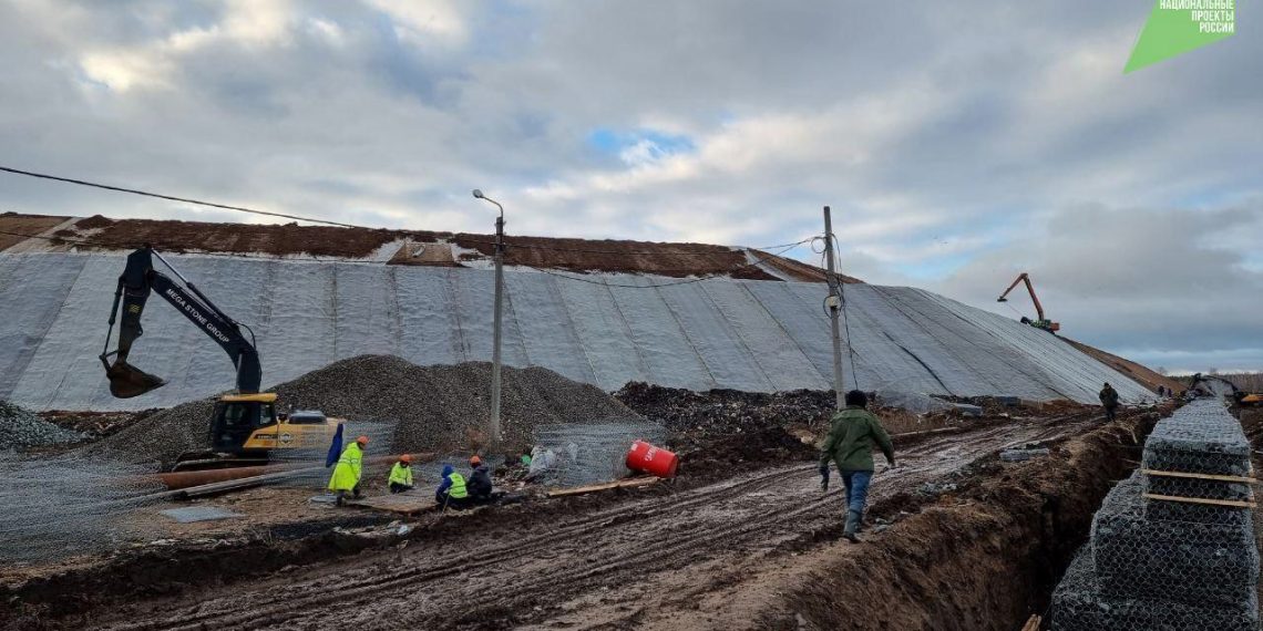 Пятую часть мусорного полигона в Красном Яре накрыли бентоматами