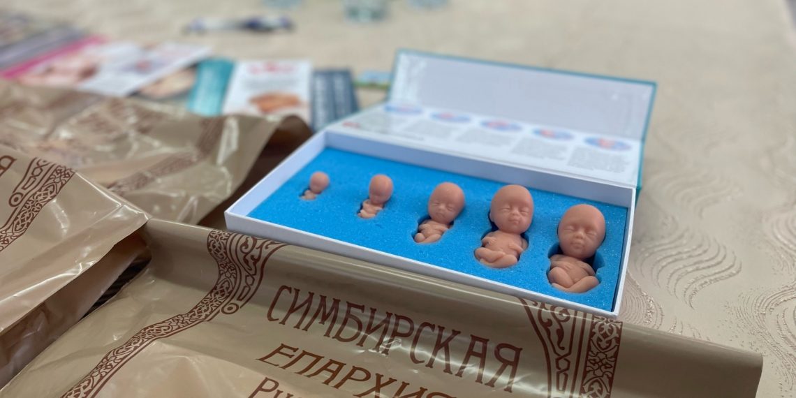 Настоятель Андреевского храма Ульяновска подарил медучреждению 100 наборов для беременных