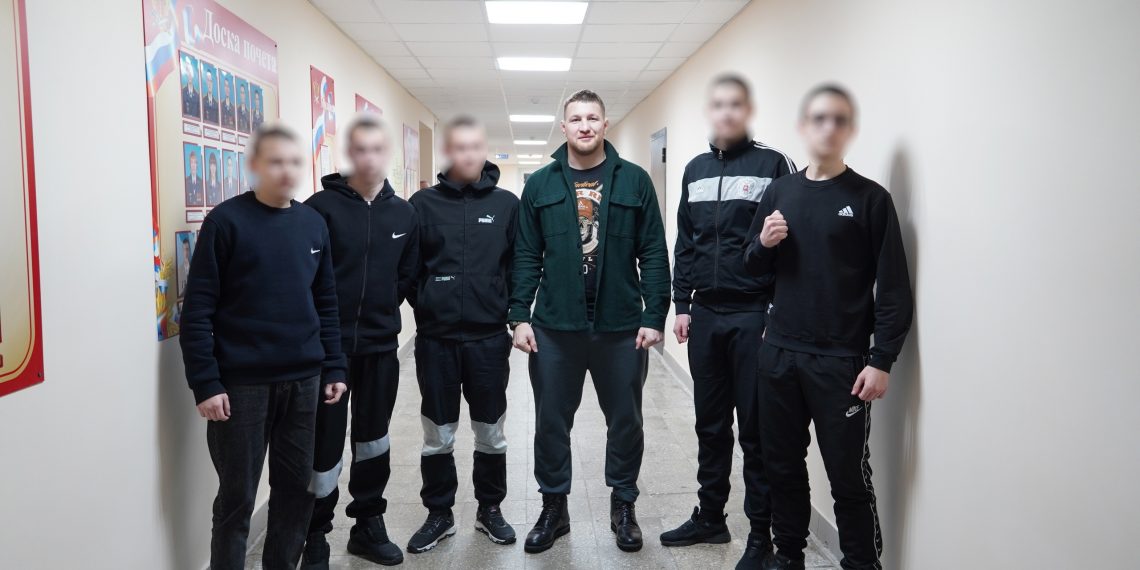 Боец ММА Владимир Минеев пообщался с подростками в ульяновском СИЗО