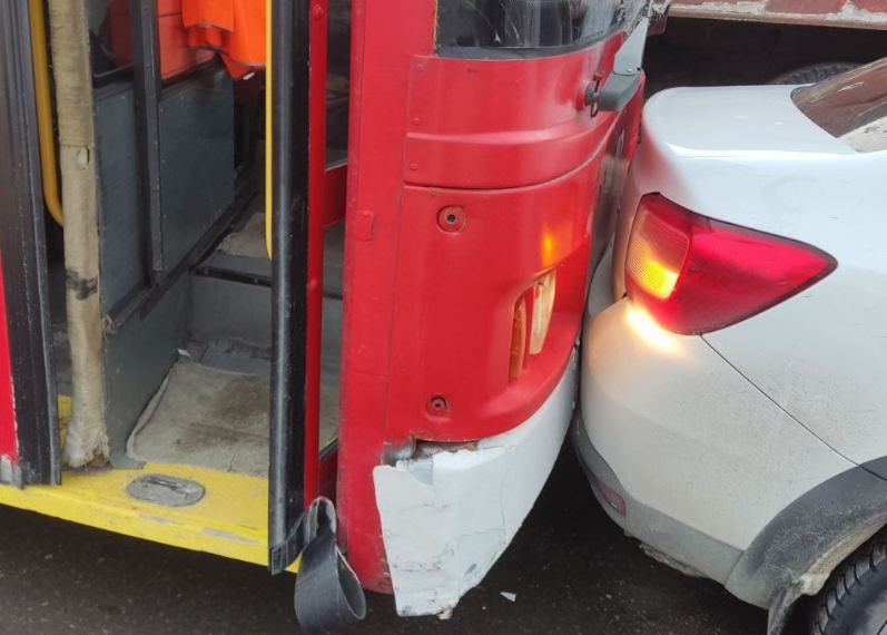 На проспекте Туполева в Ульяновске троллейбус столкнулся с легковушкой