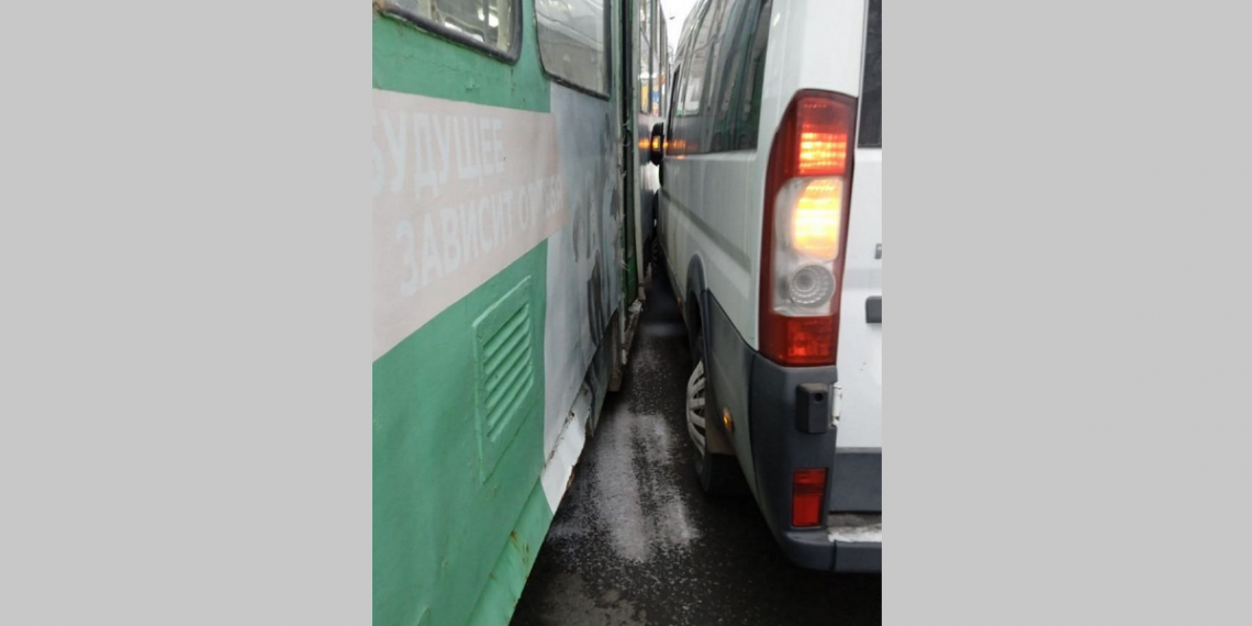 На Тимирязева в Ульяновске из-за столкновения трамвая с маршруткой встал электротранспорт