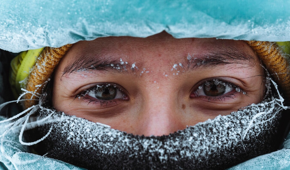 На Песках женщина покрылась инеем в надежде дождаться транспорта до микрорайона Искра