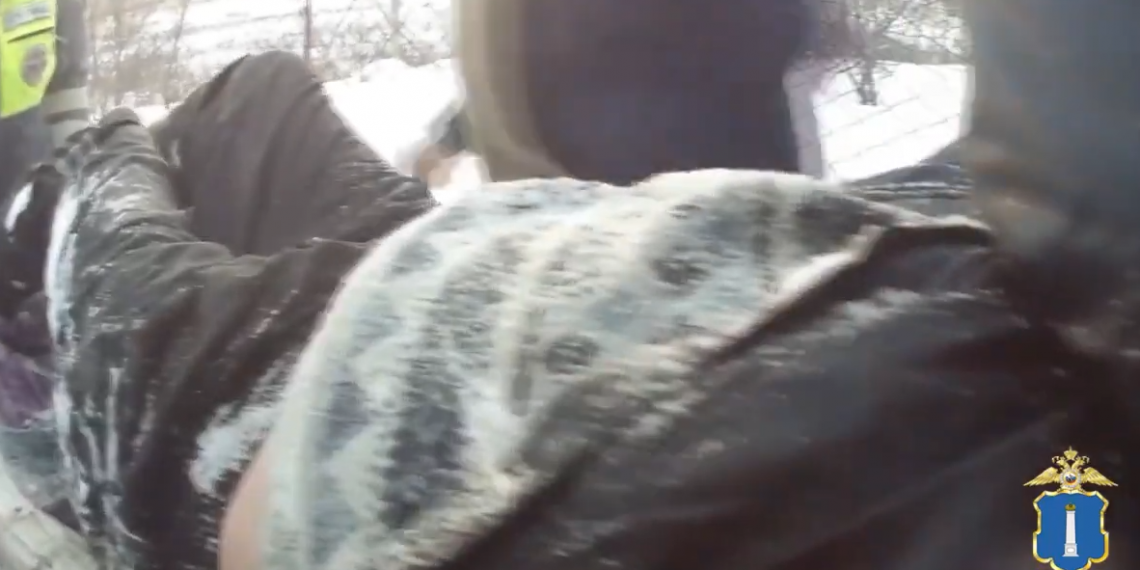 Сурские гаишники не дали замёрзнуть насмерть упавшему в снег мужчине