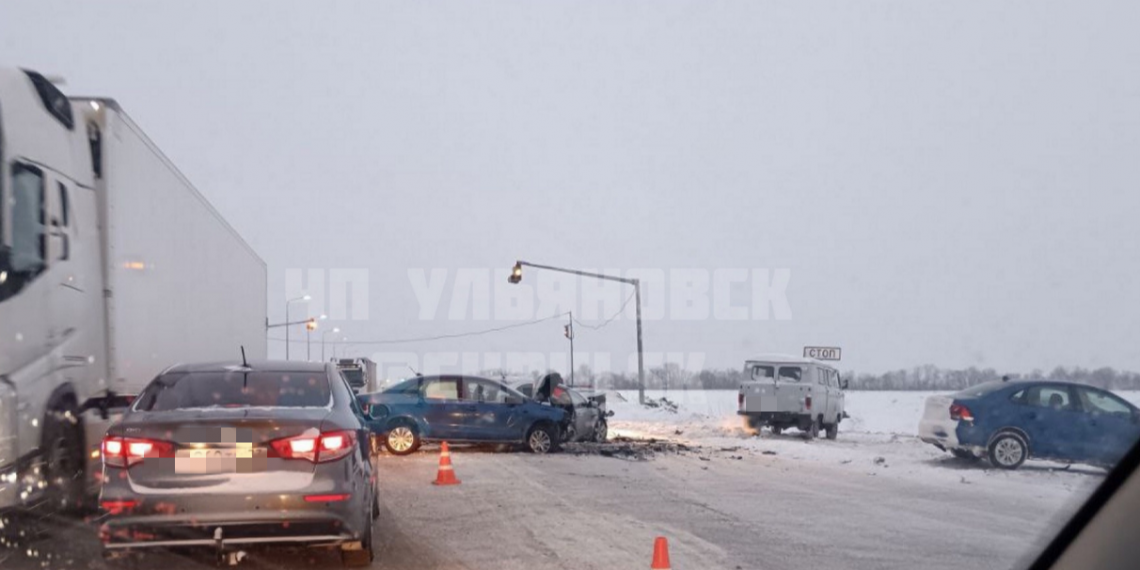 В Новом городе лоб в лоб столкнулись две иномарки, обоих водителей госпитализировали