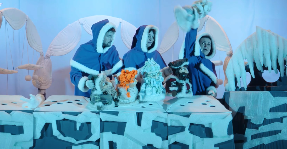 Детей из ЛНР поздравили гномы из Ульяновской области