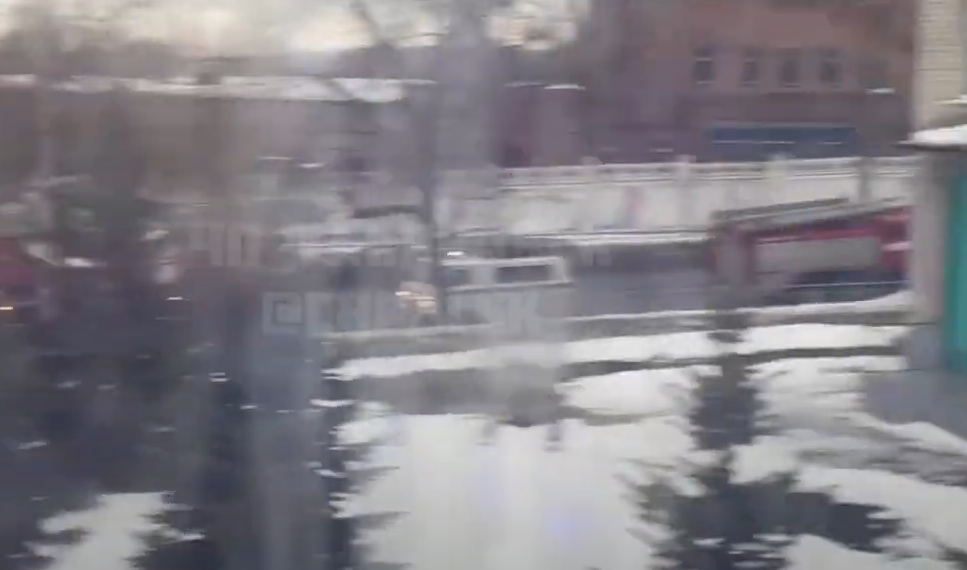 К ульяновской школе №15 съехались экстренные службы