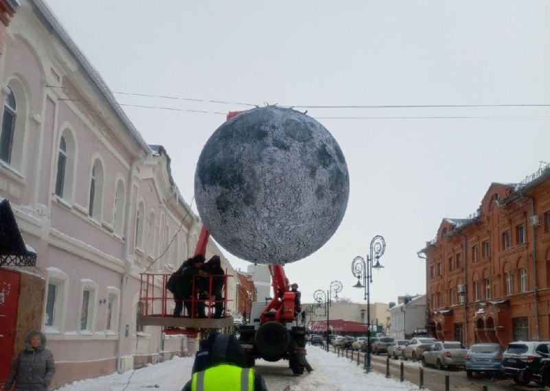 «Горзеленхоз» опять повесил Луну на улице Федерации в Ульяновске