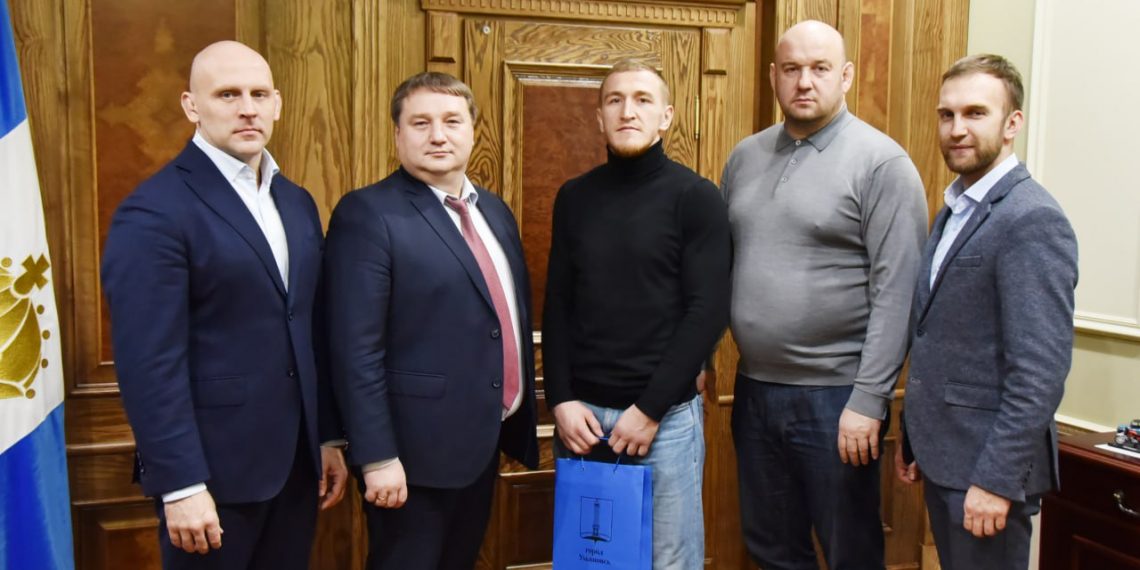 Ульяновского борца чествовали в мэрии как победителя Кубка России