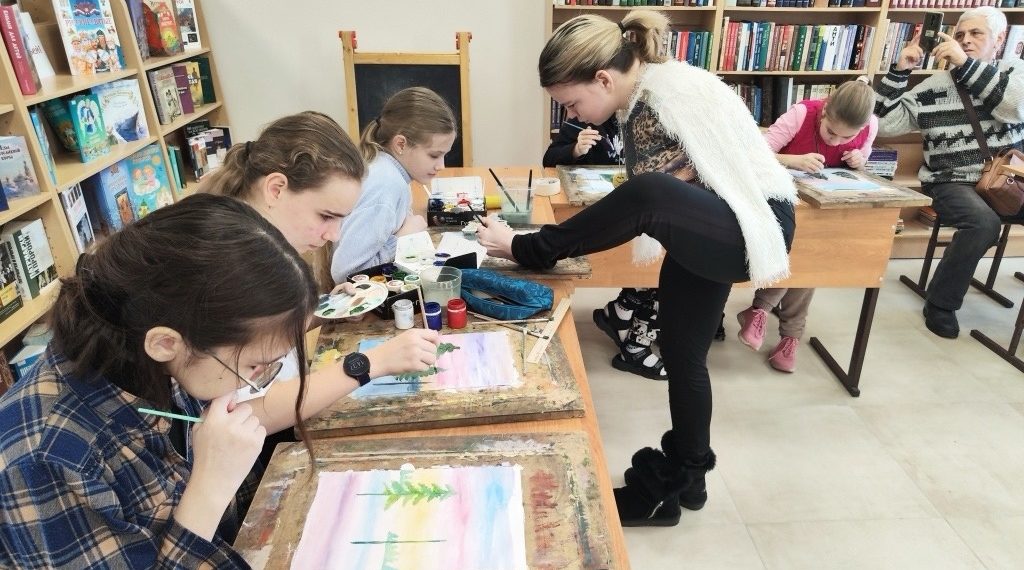 Безрукая ульяновская художница Таня Федоровичева показала, как надо рисовать картины