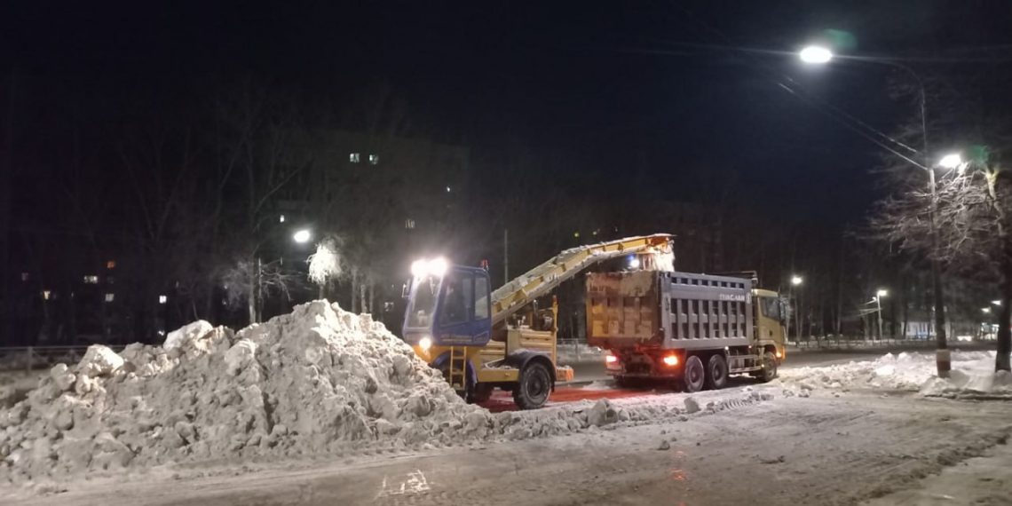 242 самосвала снега вывезли из Ульяновска минувшей ночью