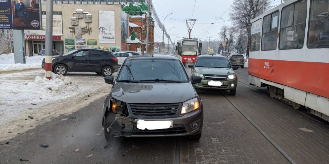 В центре Ульяновска сбили пешехода, из-за чего вставали трамваи